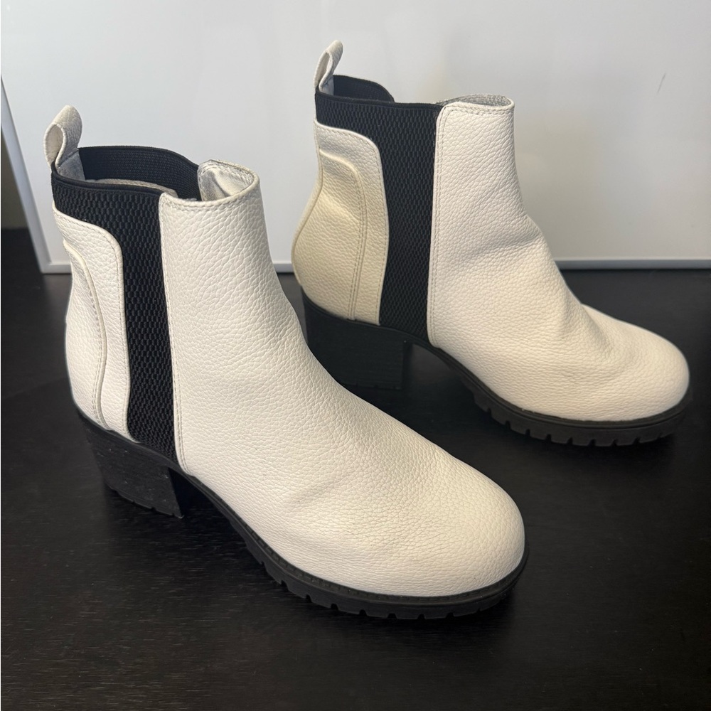 White Pebbled Leather Ankle Boots | Chunky Heel Lug Sole | Modern Minimal Size 8 - Picture 6 of 15
